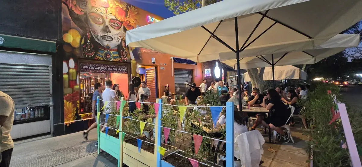 Terraza de Ay Lupita con mesas ocupadas