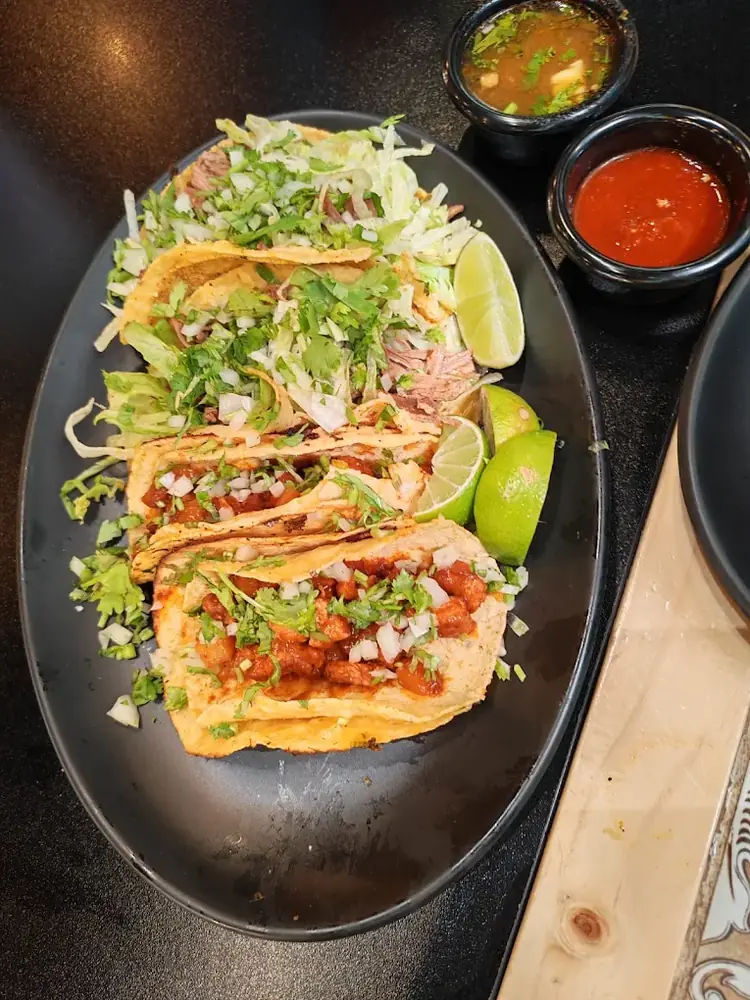 Tacos servidos con salsas