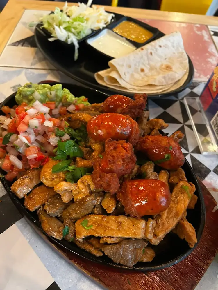 Fuente de nachos con guacamole y pico de gallo