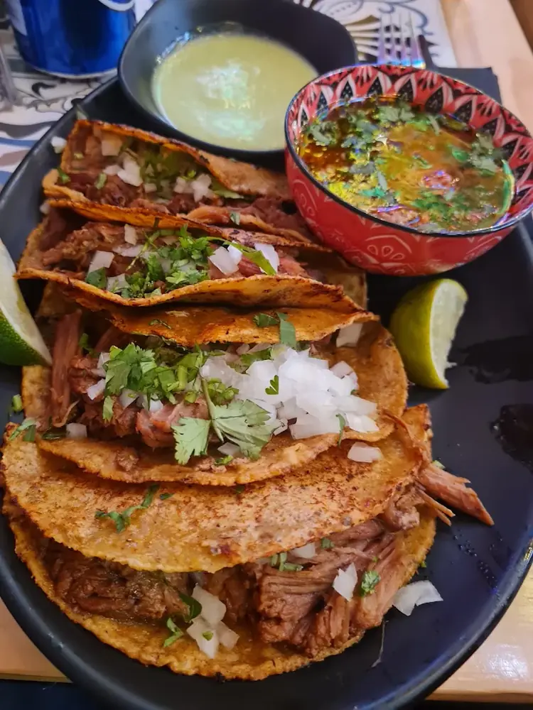 Tacos de birria con consomé