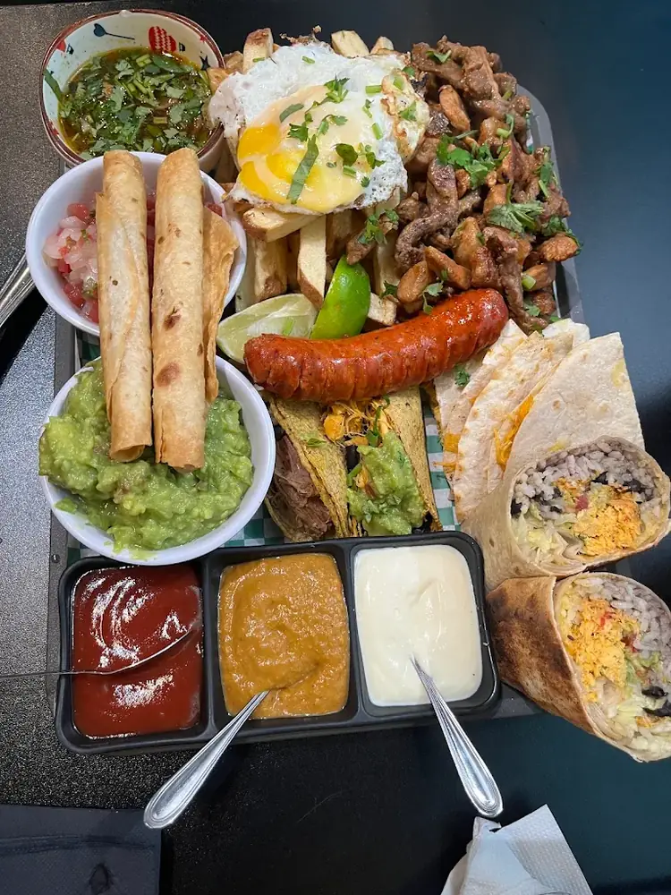 Bandeja para compartir con carnes, quesadillas y salsas