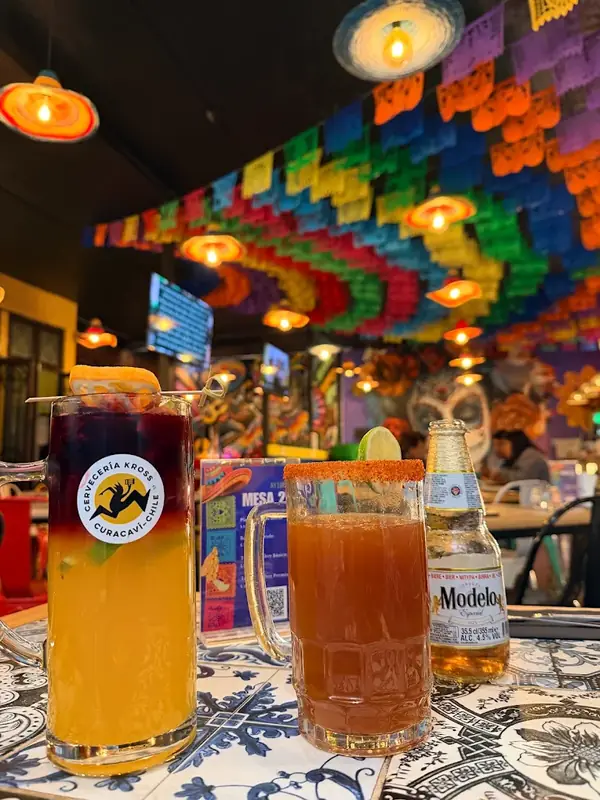 Micheladas y cervezas servidas en la mesa