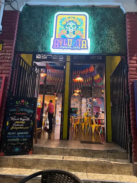 Entrada del local con letrero de neón
