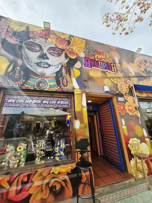 Fachada con mural de catrina